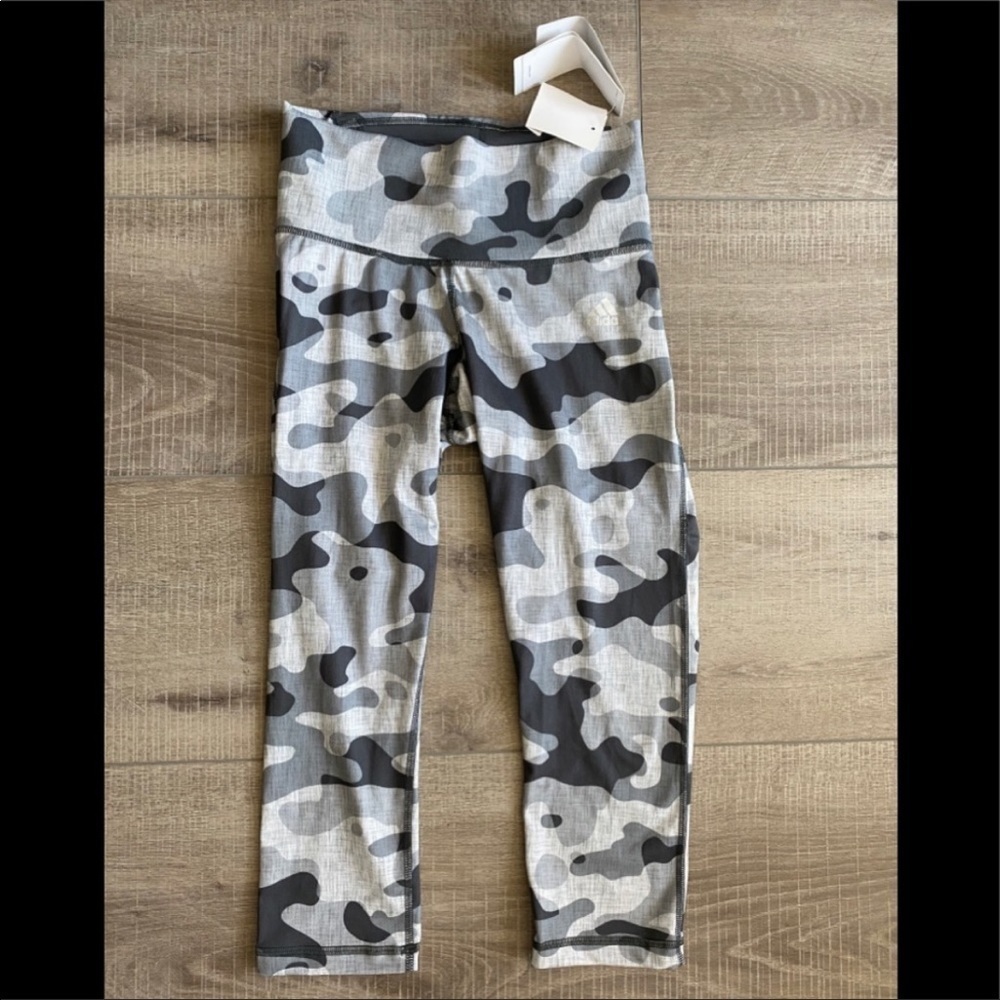 adidas Mid-rise Crops in Gray Camo Size XS